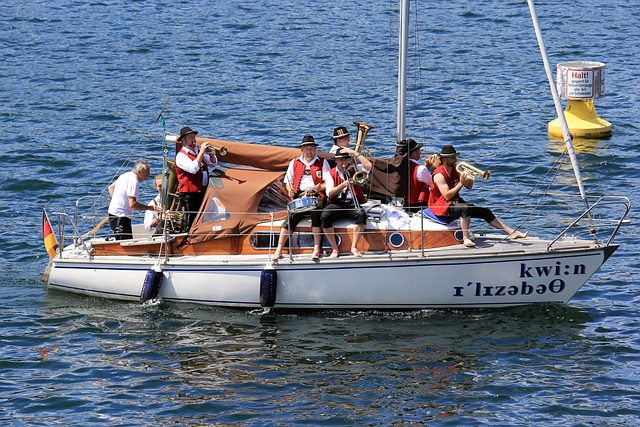 不是为钱吗？本泽马：离开皇马，只因维尼修斯已经能够接我的班了.